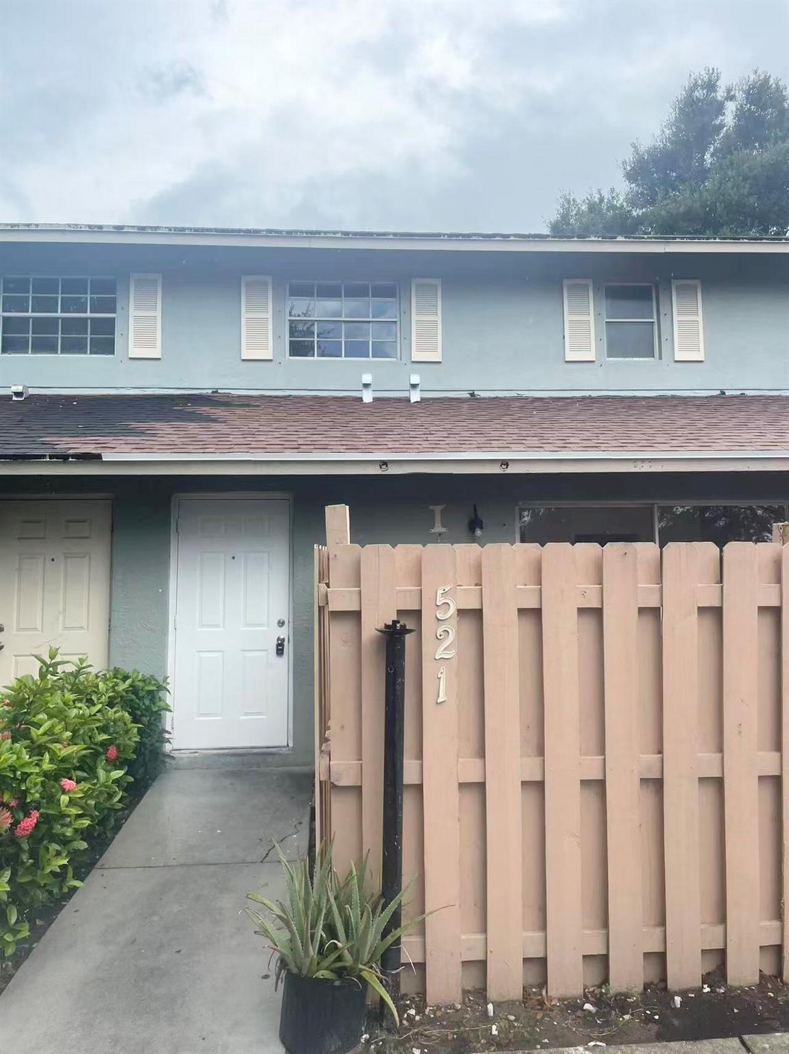 Spacious 3-bedroom, 2-bath townhouse in a convenient and quiet location. The master suite is located on the first floor for easy access, with two additional bedrooms upstairs. Enjoy comfortable living with a functional layout, perfect for families or anyone seeking both privacy and convenience.