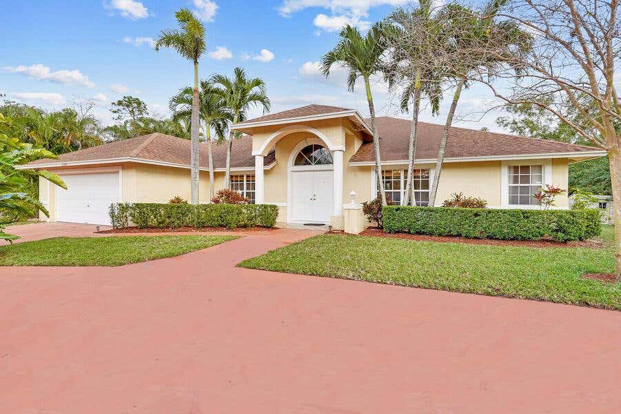 Photo of 15728 81st Terrace N, Palm Beach Gardens, FL 33418 (MLS # R10953444)