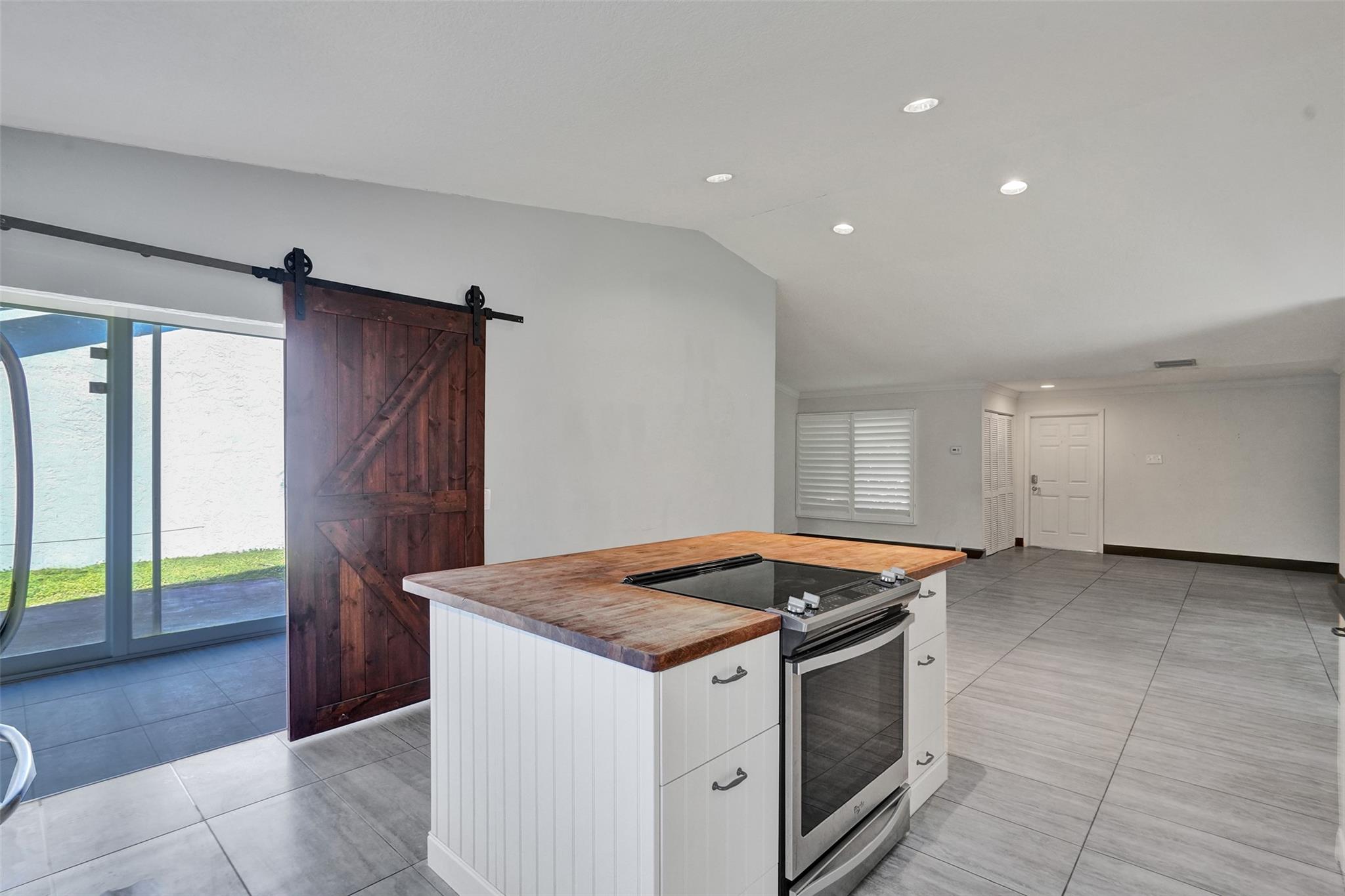 Jacaranda Prcl 338 96-22 - Residential