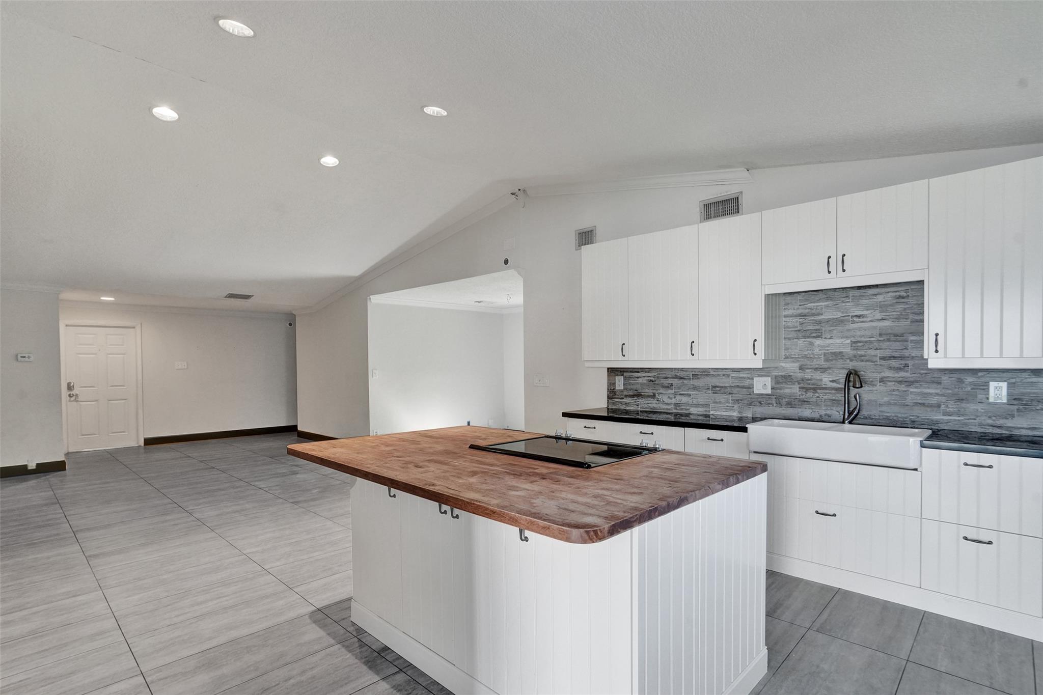 Jacaranda Prcl 338 96-22 - Residential