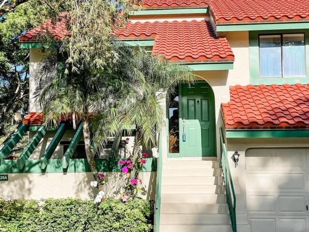 Photo of 25 Lexington Lane W #Unit E, Palm Beach Gardens, FL 33418 (MLS # R10958743)