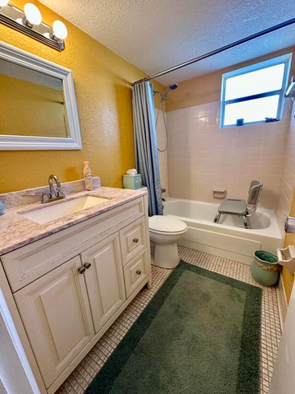 VILLAGE ROYALE CONDO 3 - Residential