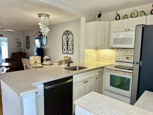 VILLAGE ROYALE CONDO 3 - Residential