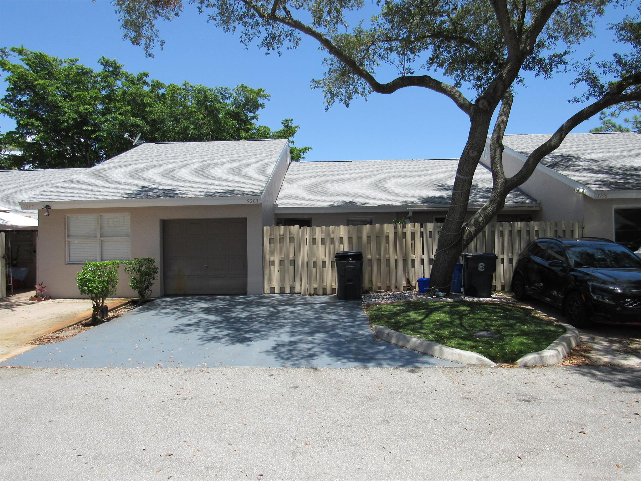 Nice 2 bedrooms, 2 bathrooms, 1 car garage, villa style townhouse, one story, all tile, fresh paint neutral colors, 2 fully fenced patios front and back, kitchen with granite counter, stainless steel appliances. Located on excellent ubication close to everything
