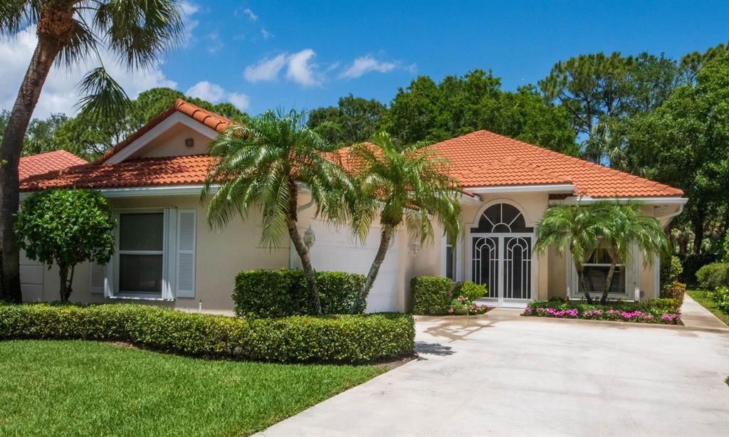 Photo of 205 E Tall Oaks Circle, Palm Beach Gardens, FL 33410 (MLS # R10885870)
