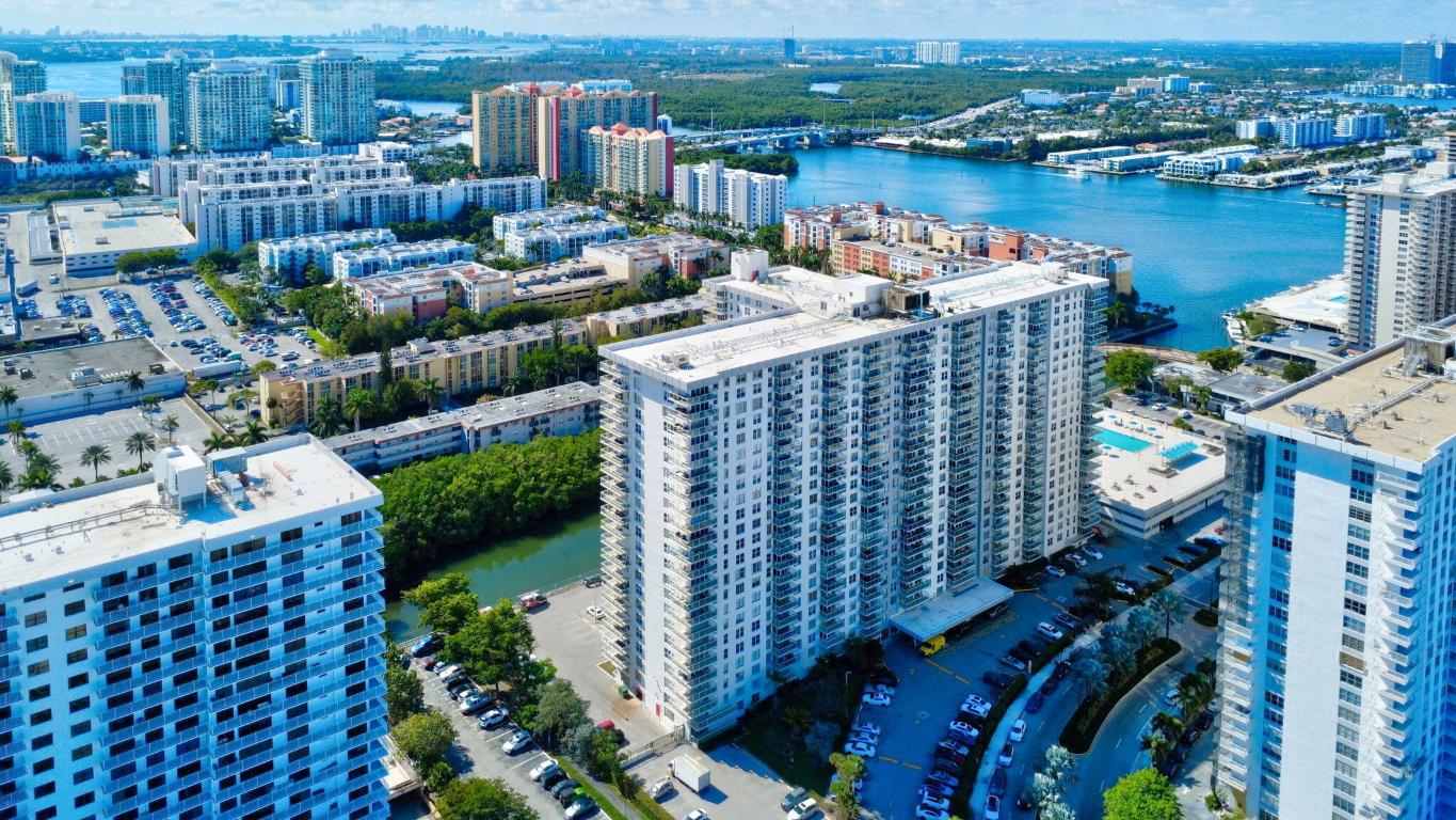 Winston Towers 300 - Residential