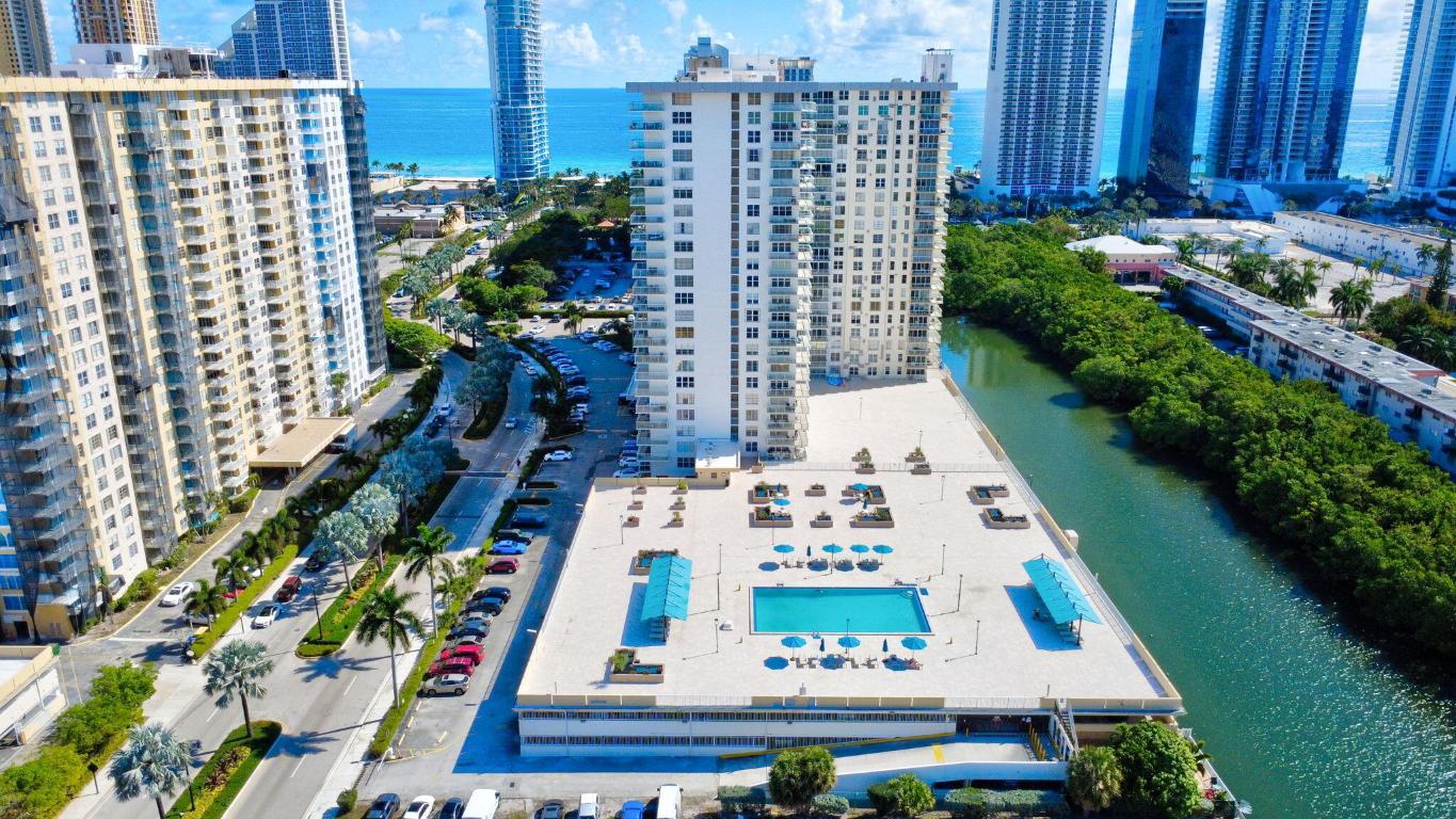 Winston Towers 300 - Residential