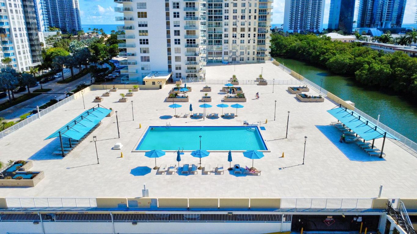 Winston Towers 300 - Residential