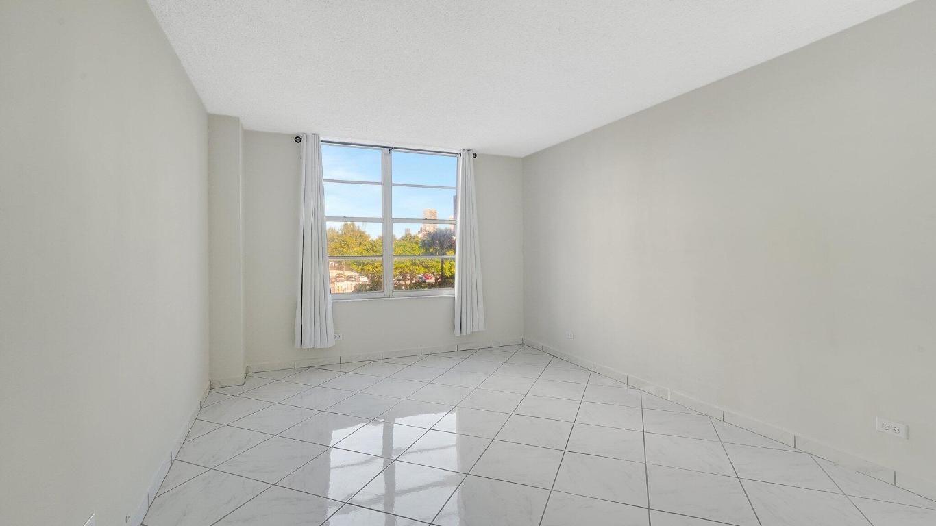 Winston Towers 300 - Residential