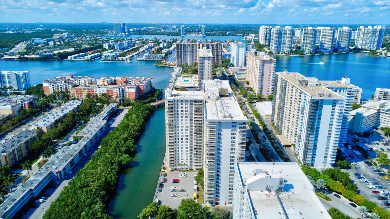 Winston Towers 300 - Residential