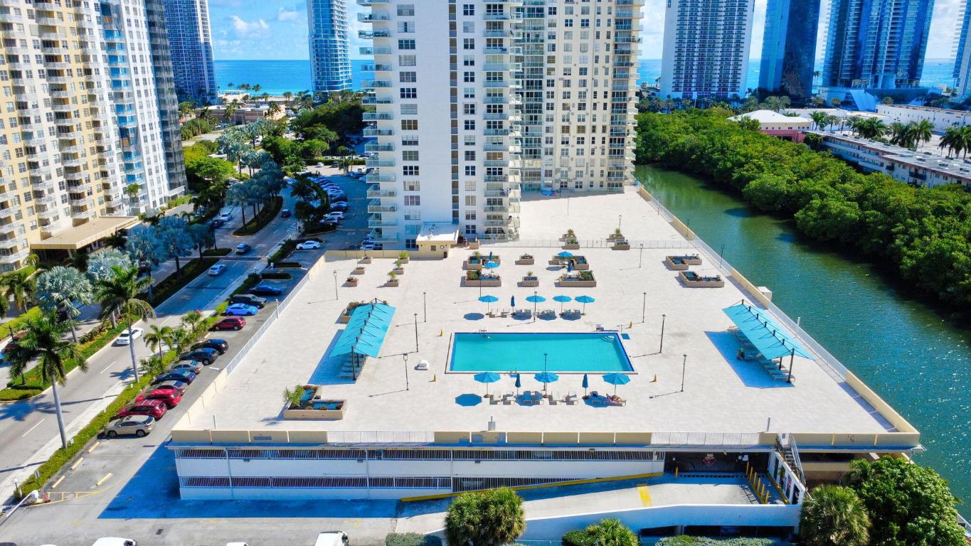 Winston Towers 300 - Residential