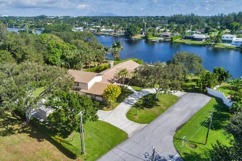 A home in Lake Clarke Shores