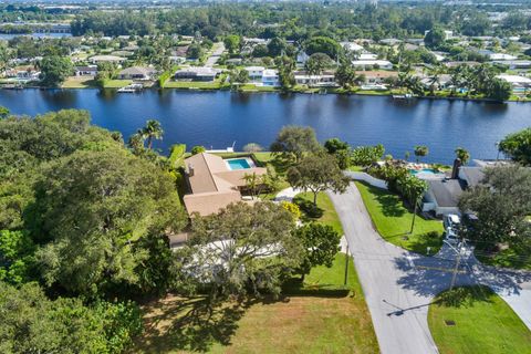 A home in Lake Clarke Shores