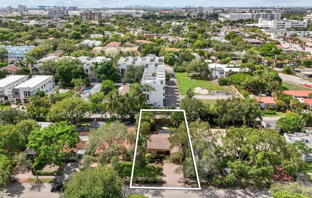 Photo of 712 SE 11th Court, Fort Lauderdale, FL 33316 (MLS # R11122153)