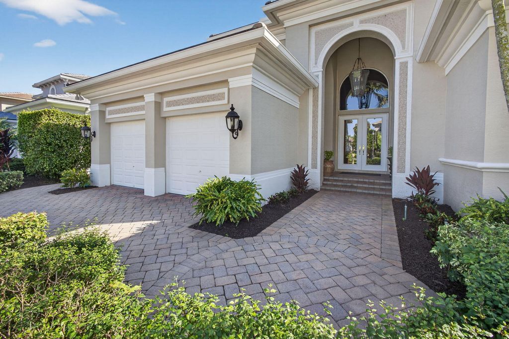 Photo of 120 Via Mariposa, Palm Beach Gardens, FL 33418 (MLS # R11160228)