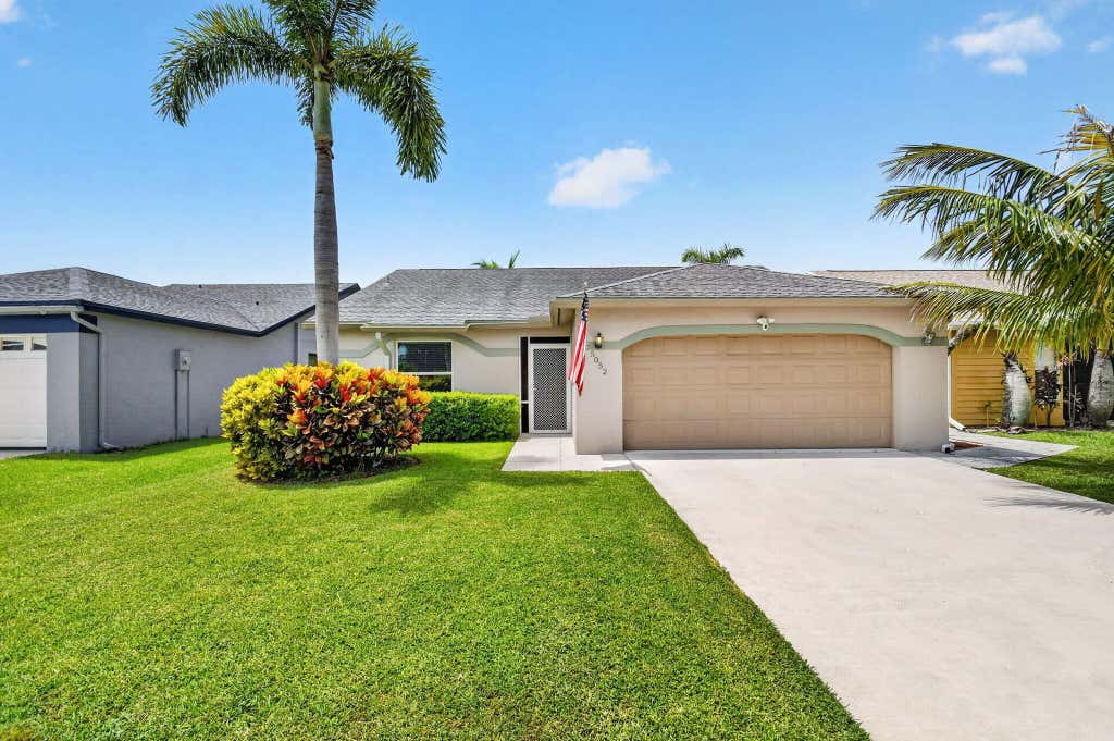 Photo of 5052 ARBOR GLEN Circle, Lake Worth, FL 33463 (MLS # B26051988)