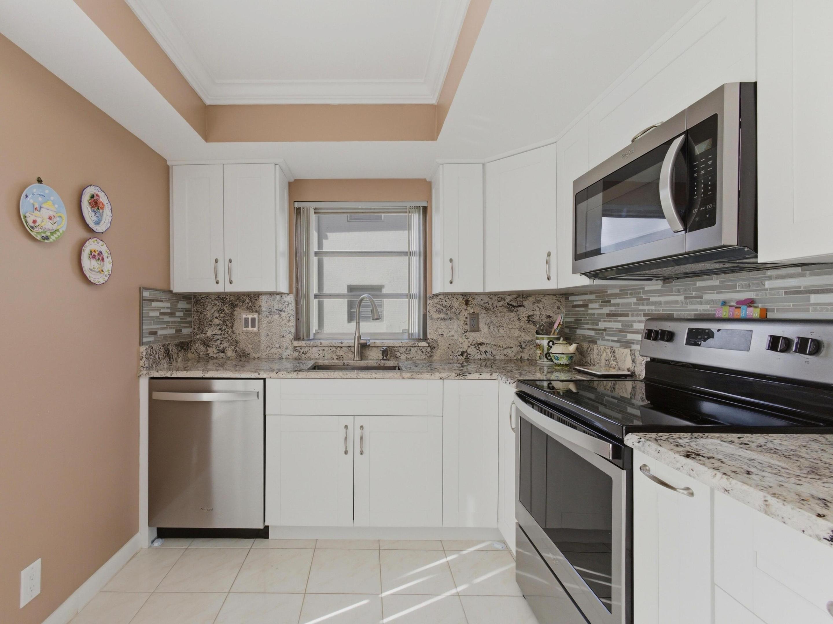 PALM GREENS AT VILLA DEL RAY CONDO II - Residential