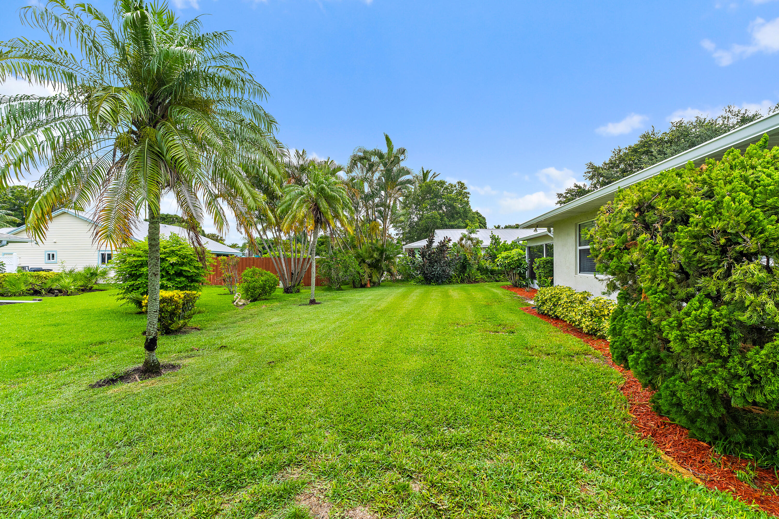2060 NE Hoya Calle, Jensen Beach, FL, 34957/$459,000 4 2060 NE Hoya Calle