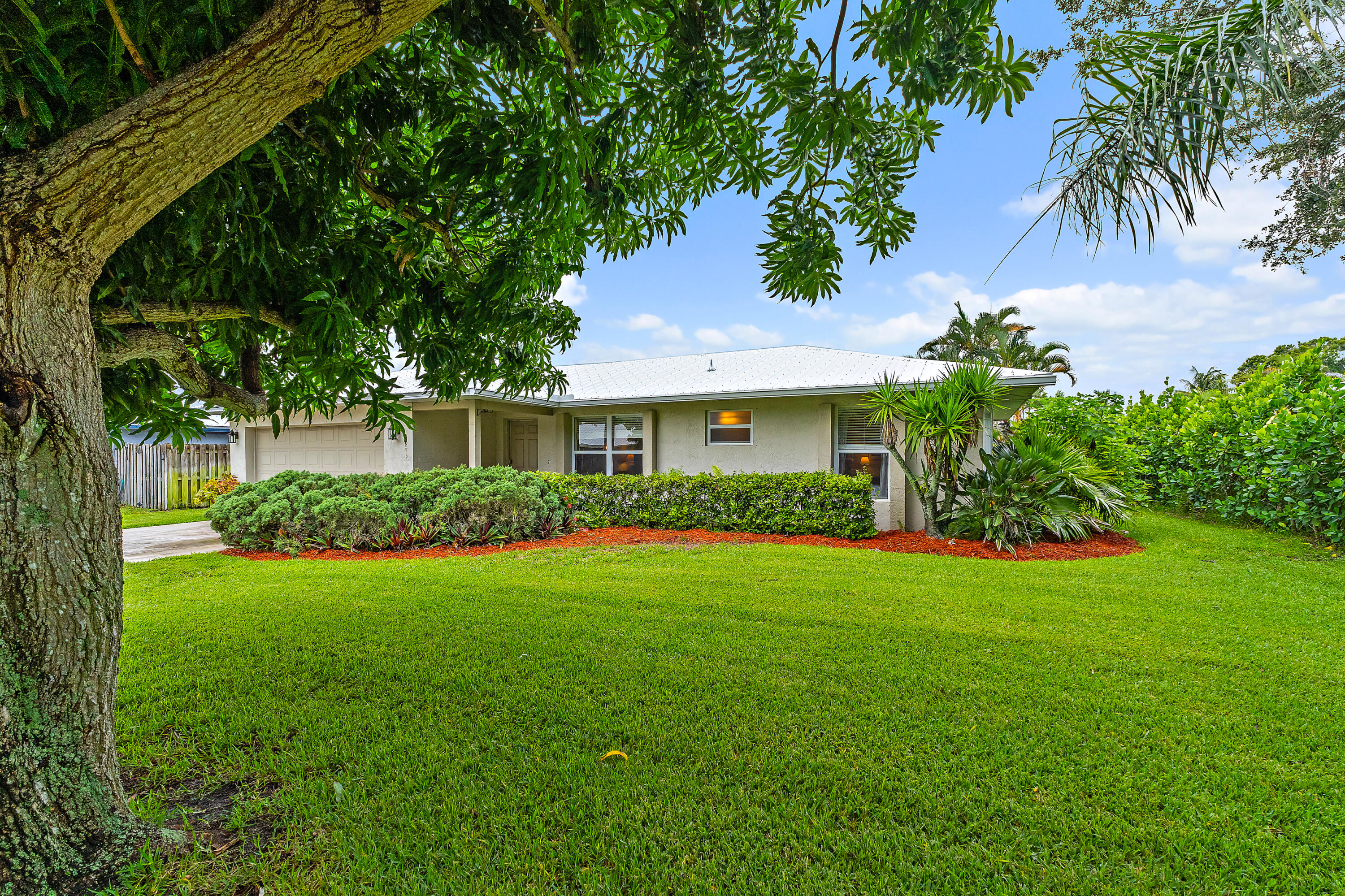 2060 NE Hoya Calle, Jensen Beach, FL, 34957/$459,000 1 2060 NE Hoya Calle