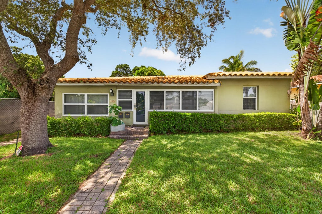 Photo of 423 SW 11th Court #A, Fort Lauderdale, FL 33315 (MLS # B26054304)