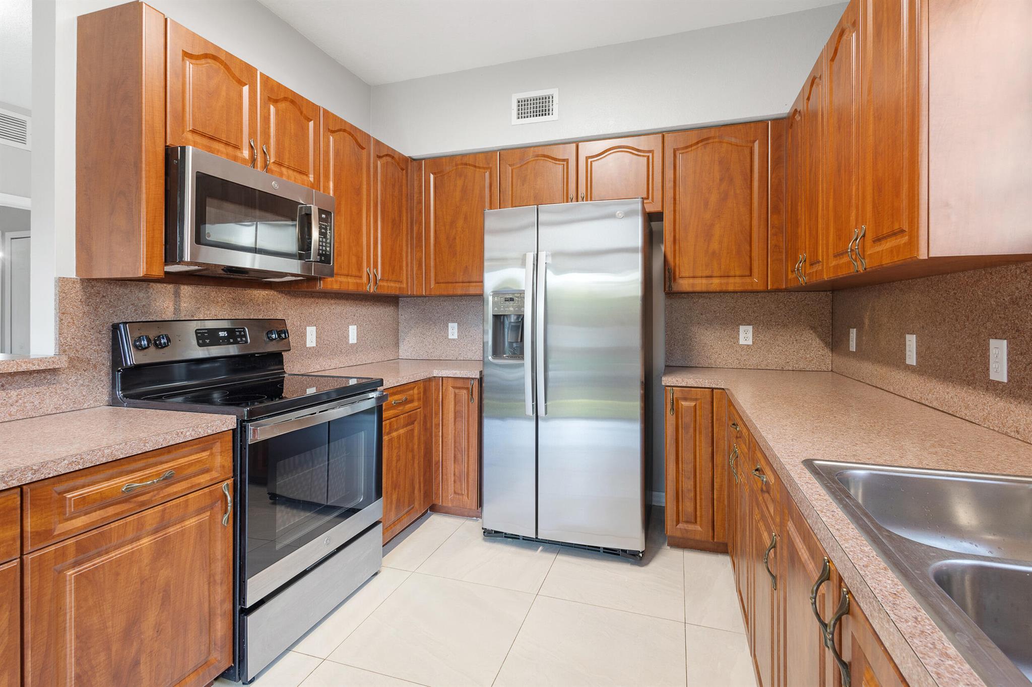 VENICE AT CRYSTAL LAKES C - Residential Lease