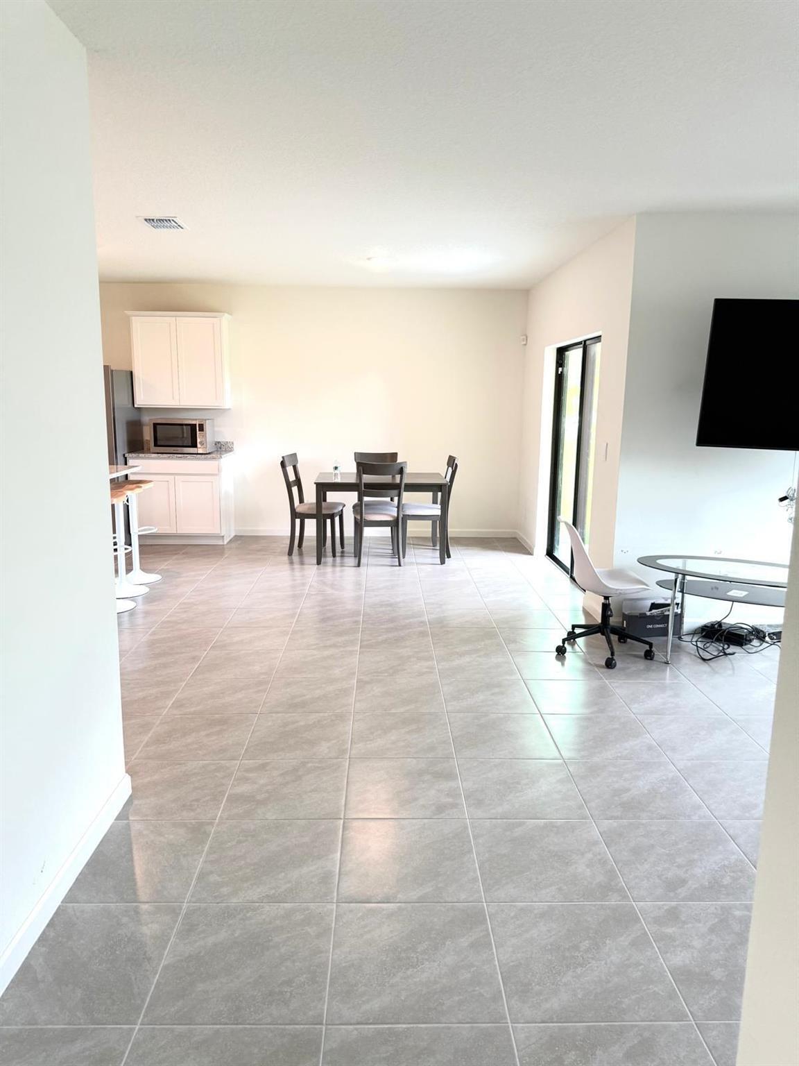 MORNINGSIDE PALM BREEZES CLUB 2B - Residential Lease