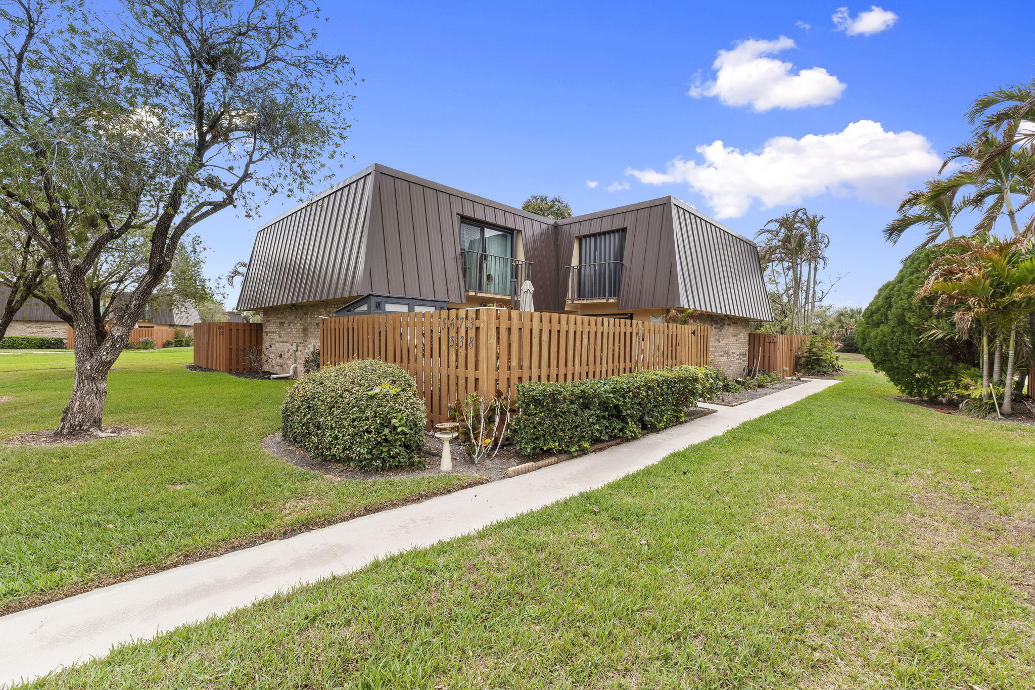 EMERALD LAKES - Residential