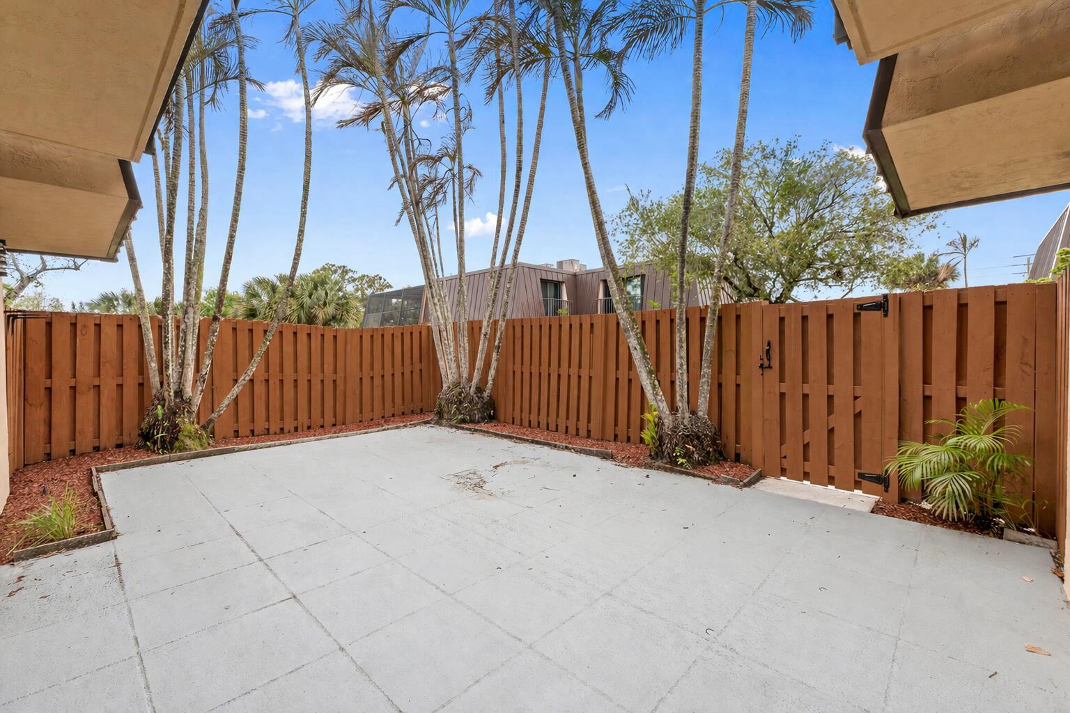 EMERALD LAKES - Residential