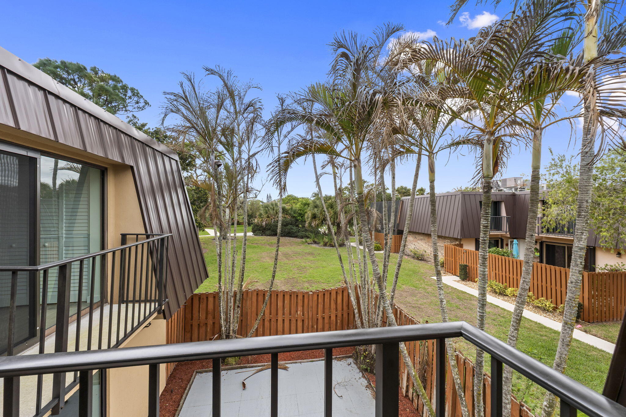 EMERALD LAKES - Residential