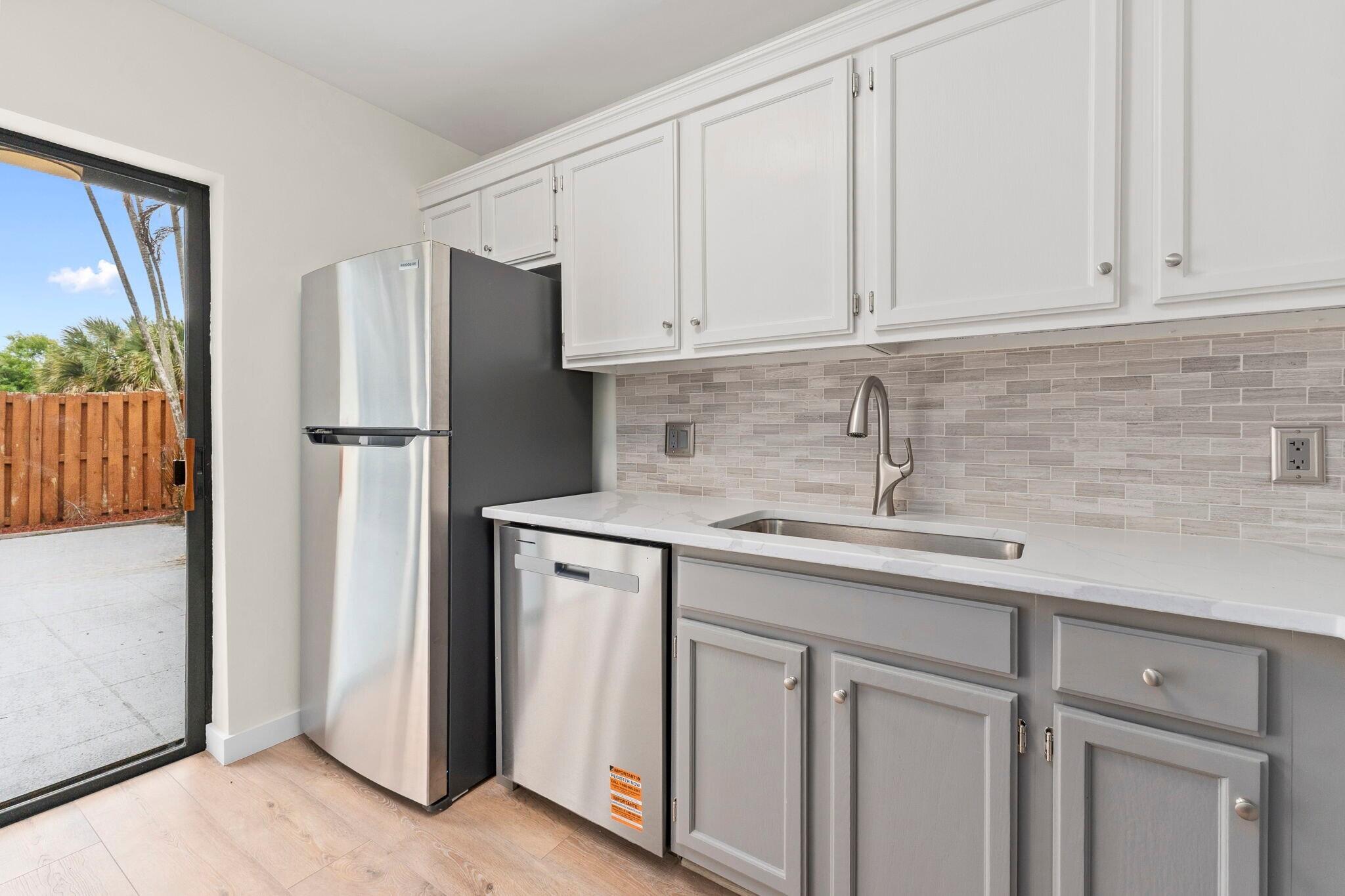 EMERALD LAKES - Residential