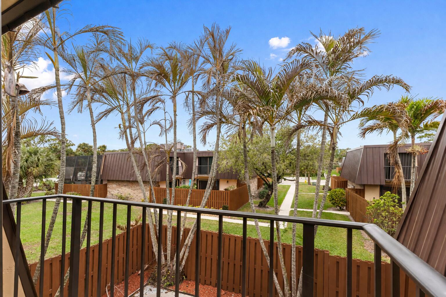 EMERALD LAKES - Residential