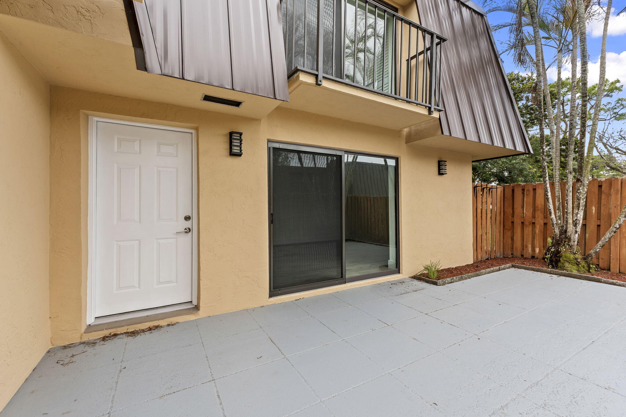 EMERALD LAKES - Residential