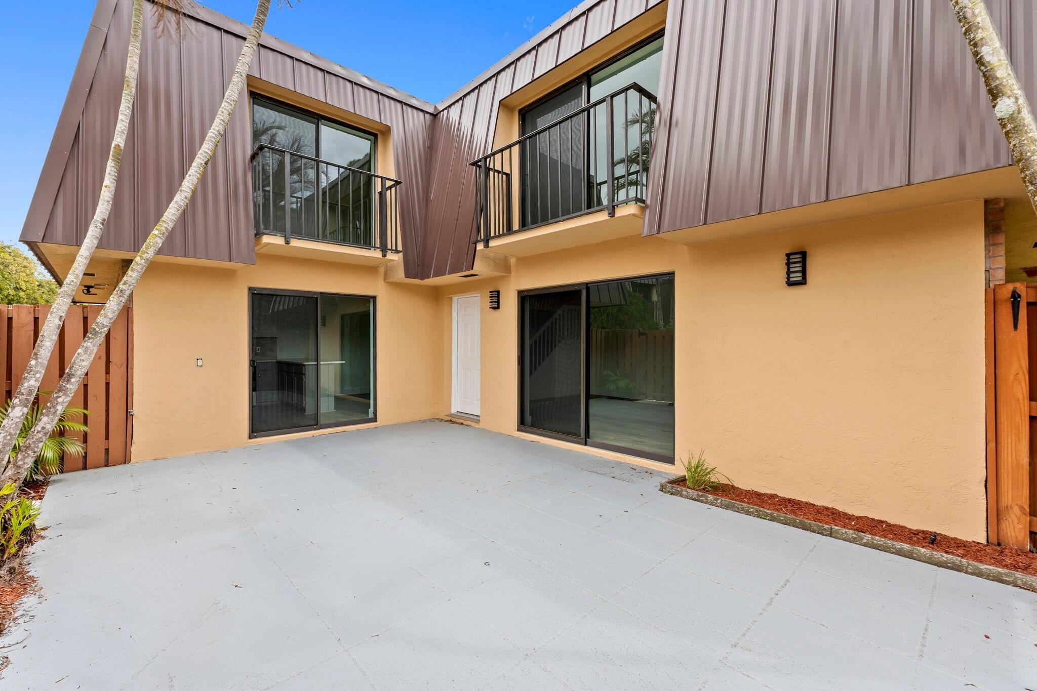 EMERALD LAKES - Residential