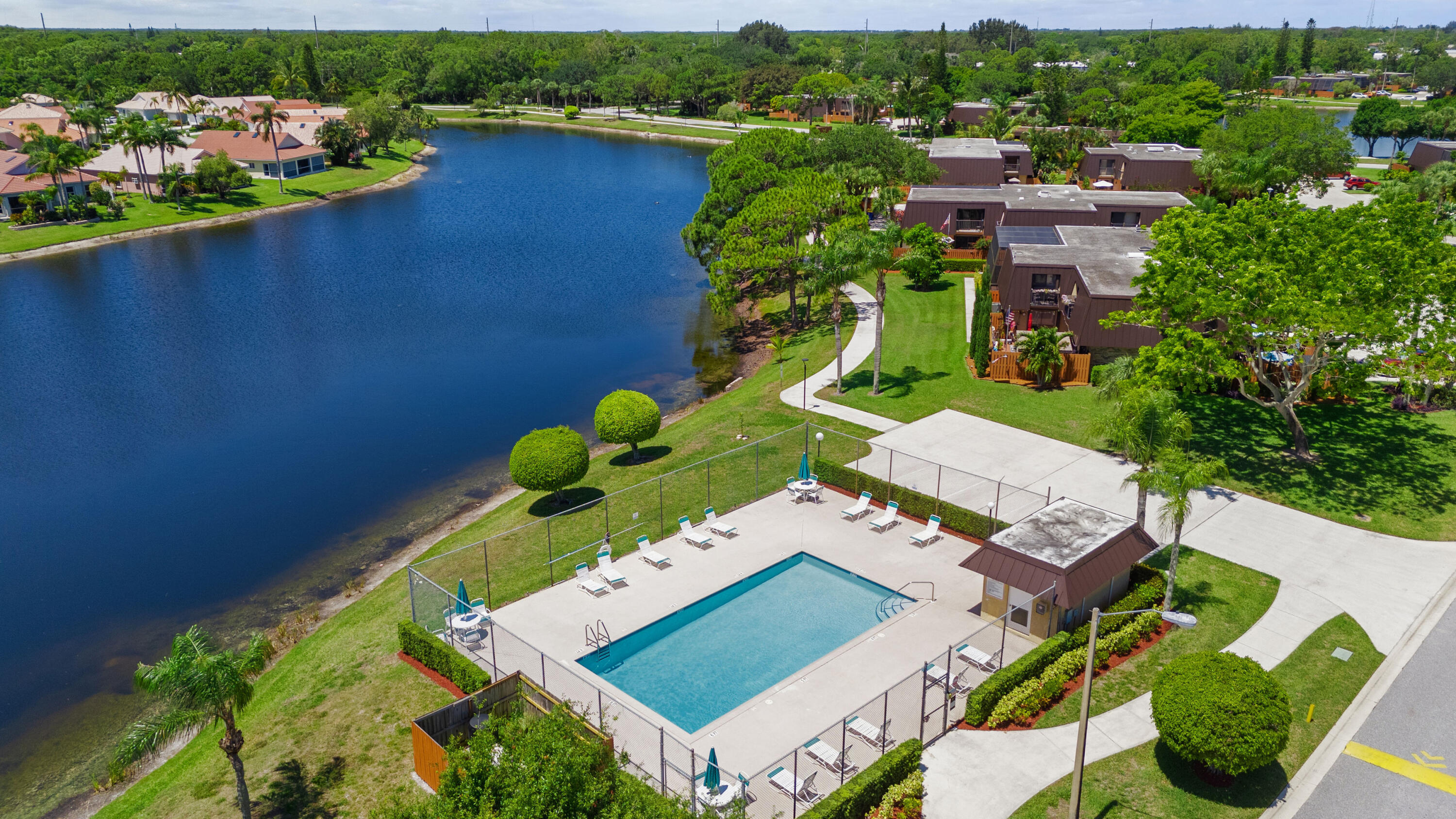 EMERALD LAKES - Residential