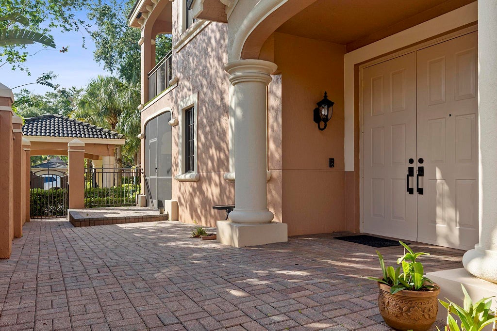 Photo of 2742 Kinsington Circle, Weston, FL 33332 (MLS # B26069728)