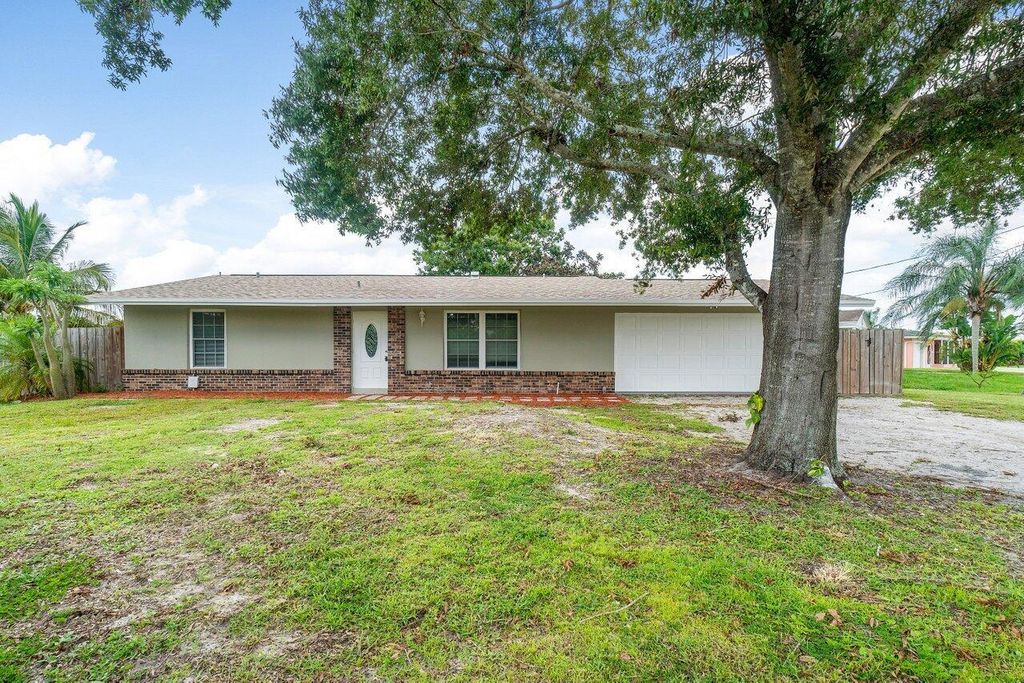 Photo of 603 SE Harborview Drive, Port St Lucie, FL 34953 (MLS # R10897094)