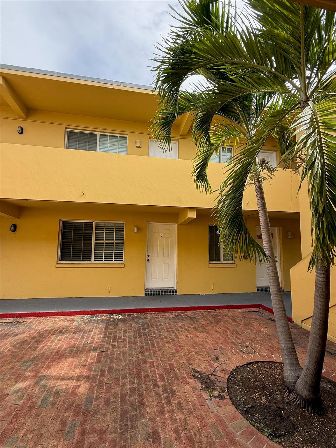 harming 1 Bed / 1 Bath Ground-Floor Unit with Courtyard Entry. This beautiful apartment features tile flooring throughout, a renovated kitchen, central A/C, and impact windows for peace of mind. Water is included in the rent.
Unbeatable location — walk to Whole Foods, zip to the beach, and enjoy quick access to Downtown, Las Olas, and the airport. Live in the heart of it all!