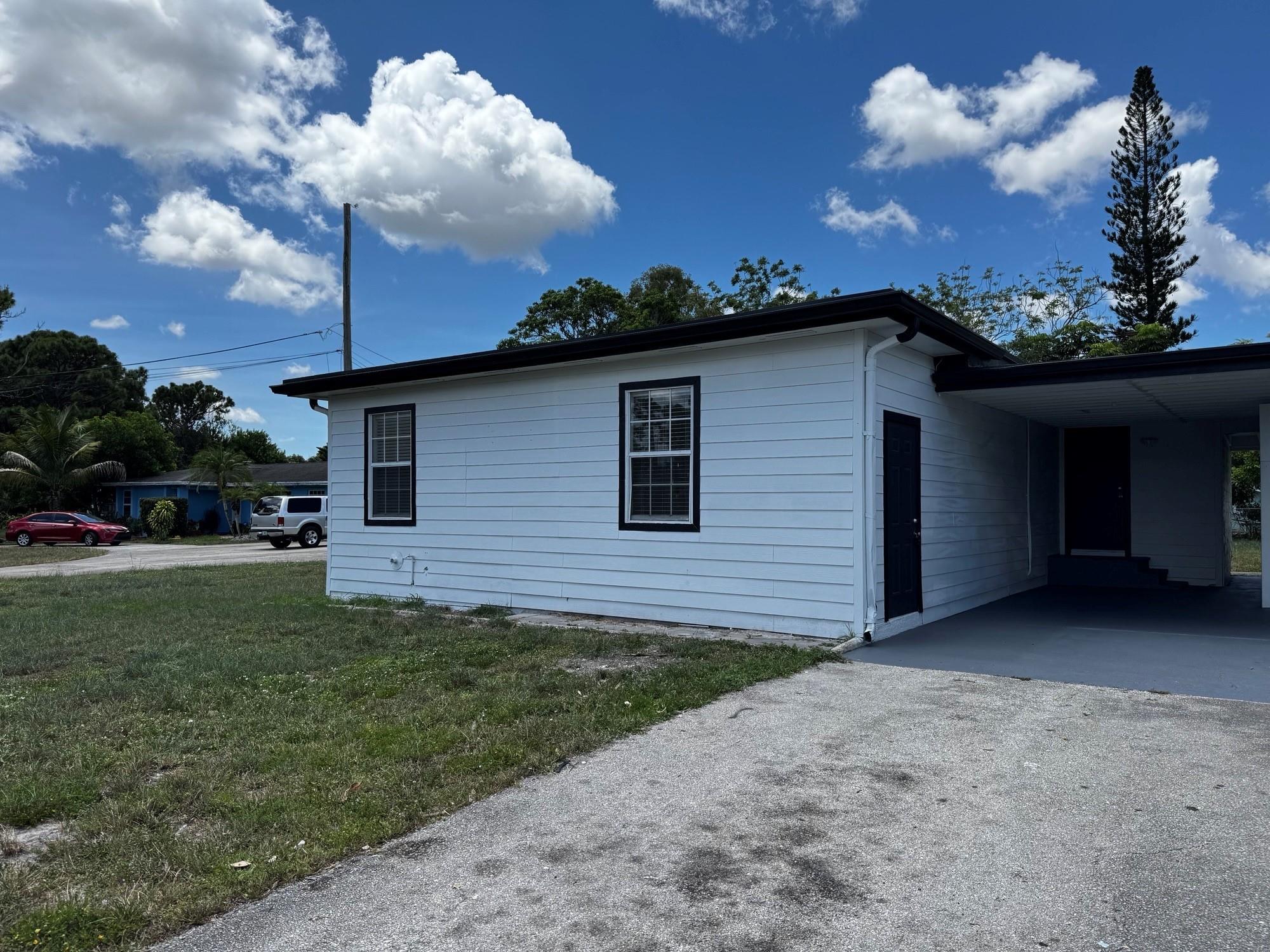 RENOVATED, 3/1 featuring hardwood floors and tile . RENOVATED w/new kitchen cabs, new countertops, new bathroom fixtures. Large lot, w/triple wide drive . Located in central Palm Springs, near shopping, restaurants, main roads