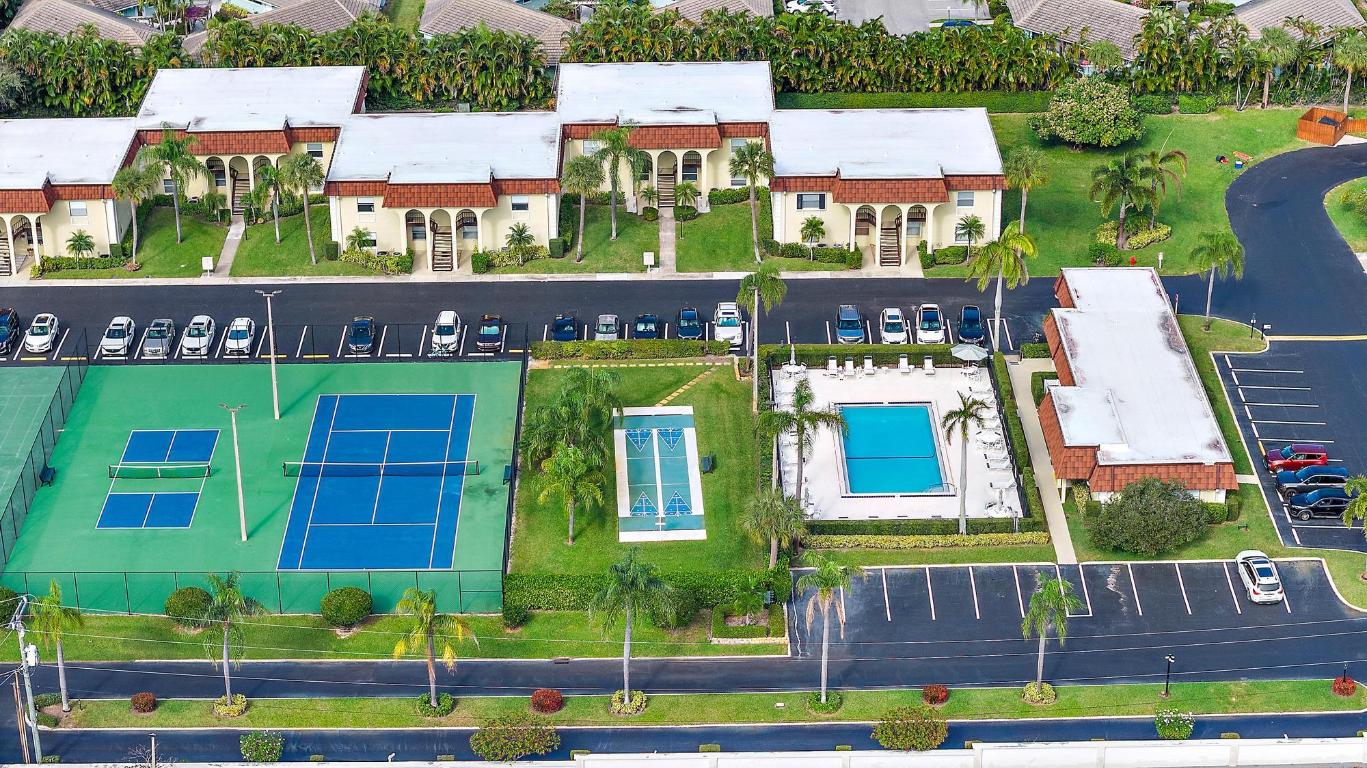 VILLAS ON THE GREEN CONDO - Residential