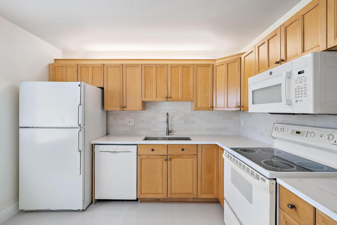 VILLAS ON THE GREEN CONDO - Residential