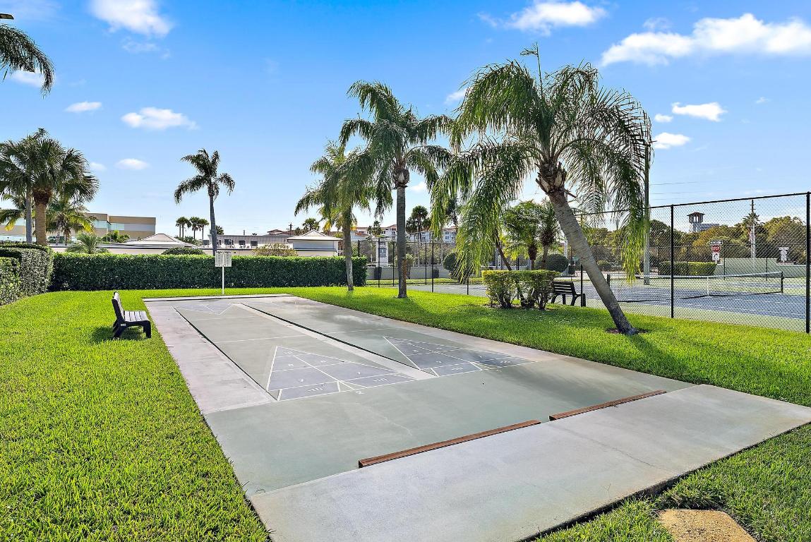 VILLAS ON THE GREEN CONDO - Residential