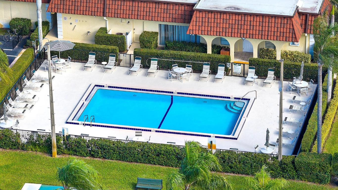 VILLAS ON THE GREEN CONDO - Residential