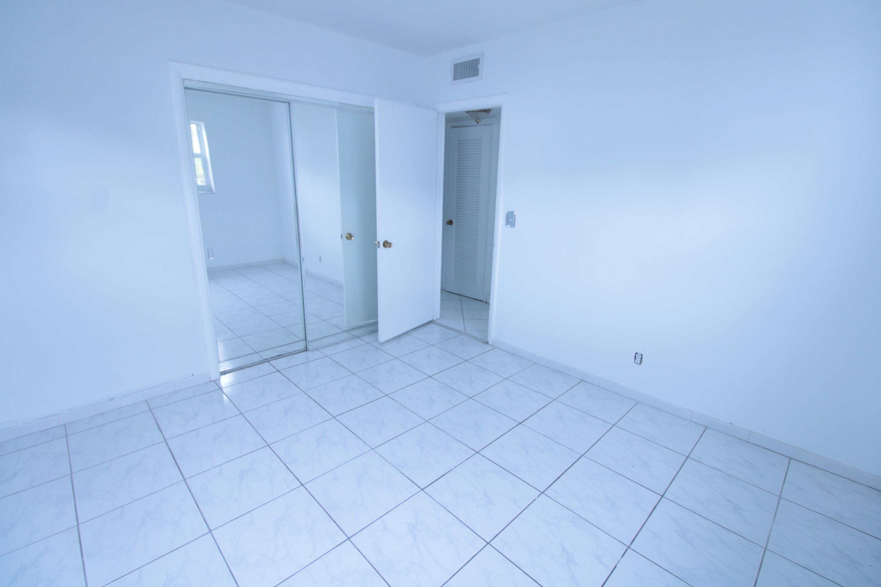 ISLE OF PARADISE CO-OP E - Residential