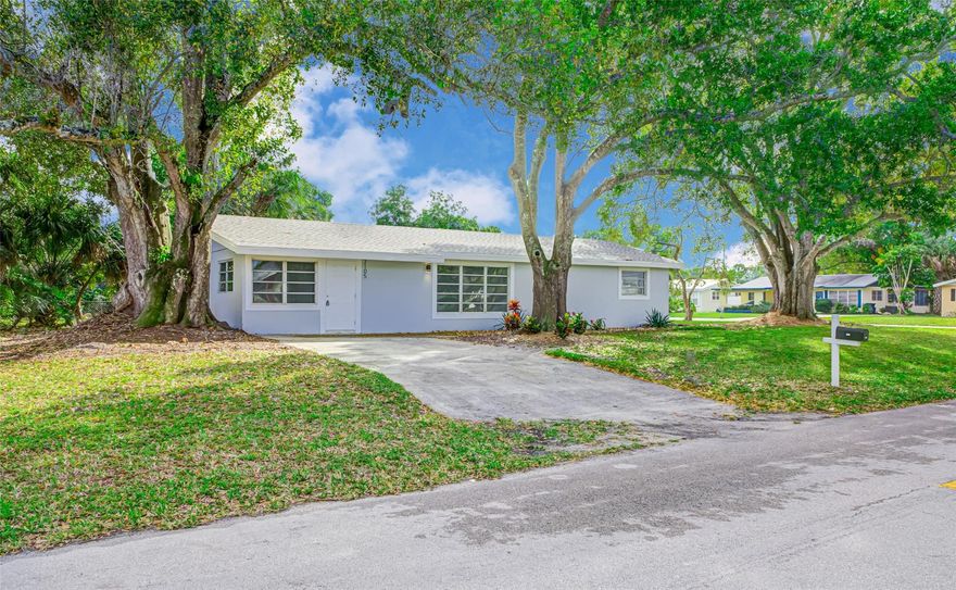 Fabulous single family home in Vero Beach. Roof, appliances, water heater, kitchen cabinets and HVAC from 2021. Upgraded bathrooms. Whole house freshly painted with new color trends. Wonderful corner lot with an excellent and convenient location (churches, restaurants, and near the beaches).