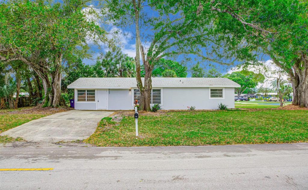 Photo of 3105 18th Street, Vero Beach, FL 32960 (MLS # B26023845)