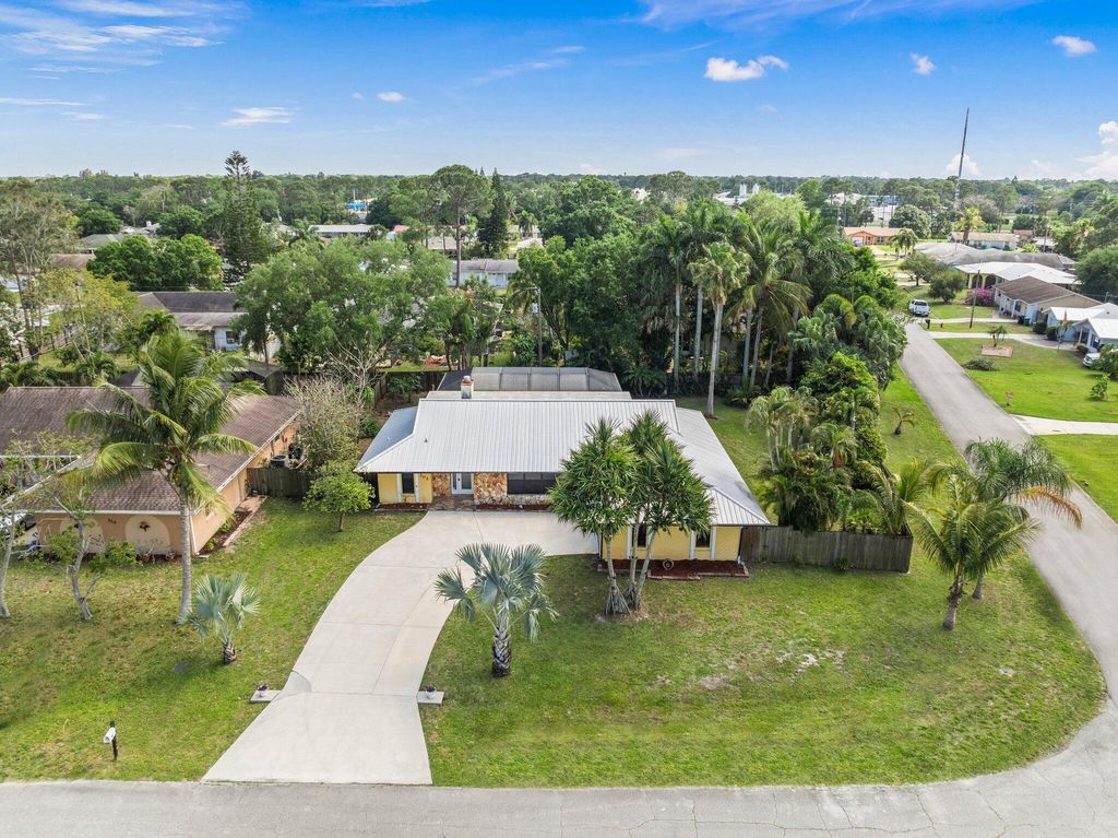 Photo of 302 SE Bayview Terrace, Port Saint Lucie, FL 34983 (MLS # R11078119)