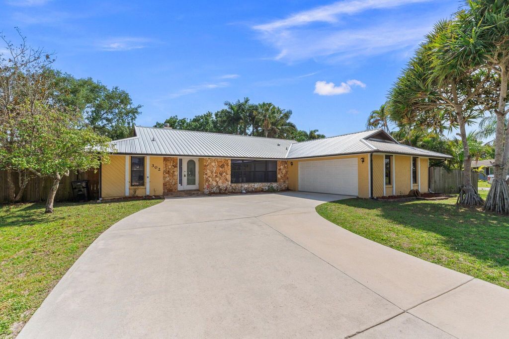Photo of 302 SE Bayview Terrace, Port Saint Lucie, FL 34983 (MLS # R11078119)