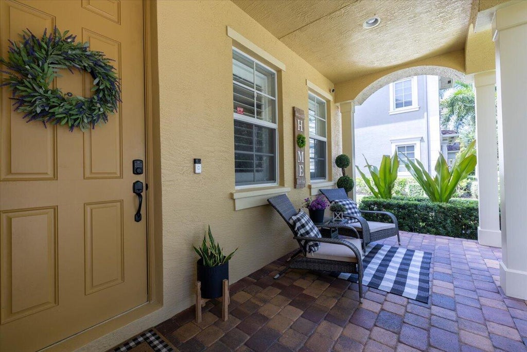 Photo of 154 BANDON Lane, Jupiter, FL 33458 (MLS # B26075085)