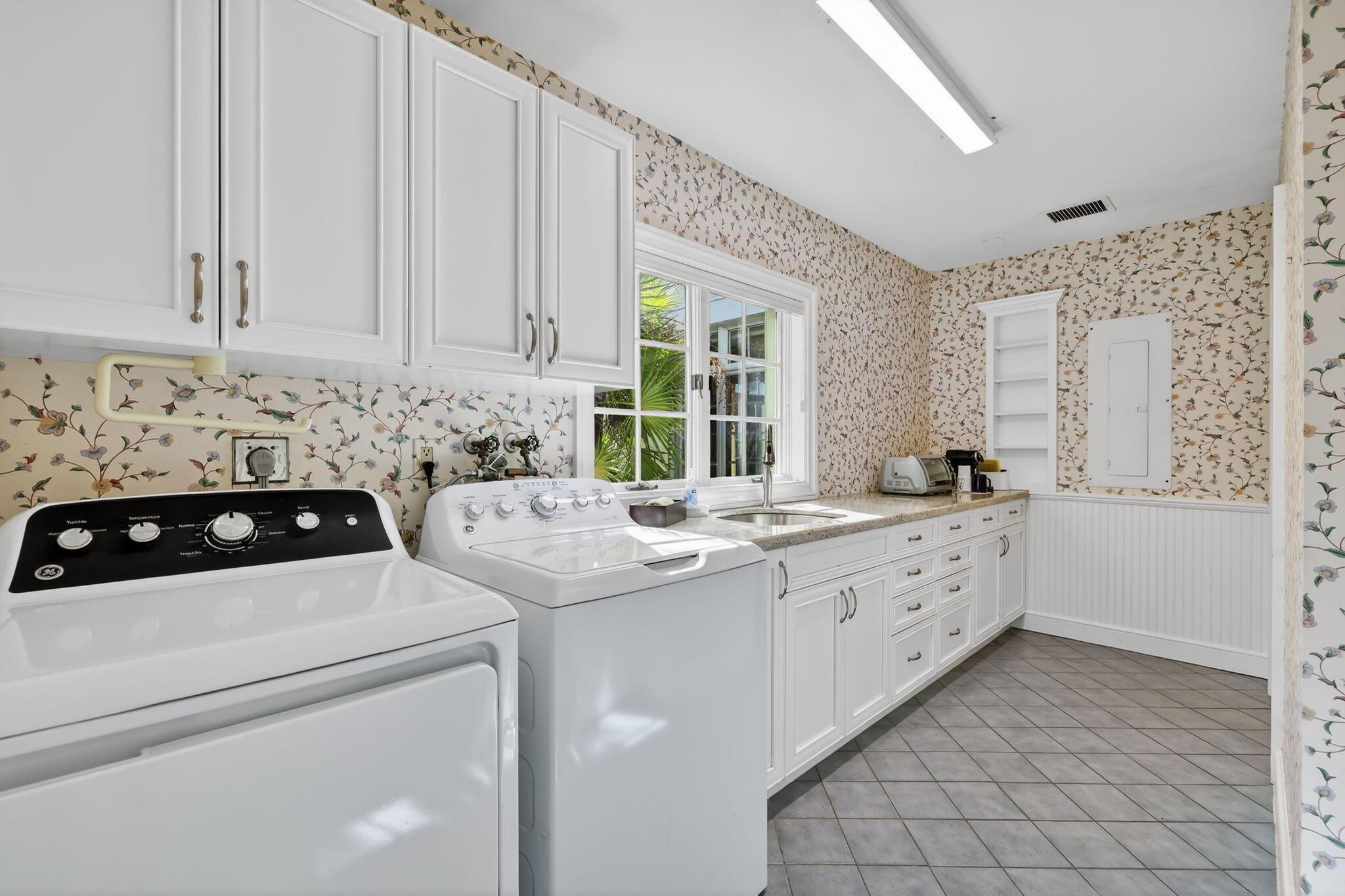 SAILFISH POINT - Residential