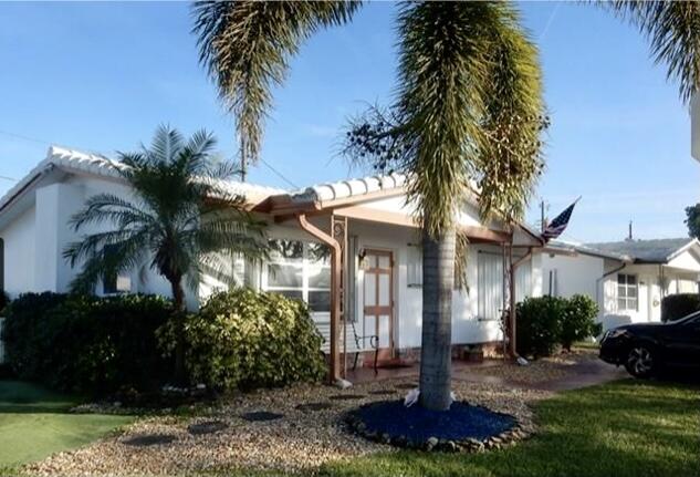 Updated 2/2 with new appliances with own mini putting green. Granite counter tops , washer /dryer Great , quiet community with community pool. Must complete application process with HOA for approval ( Approx 30 days )